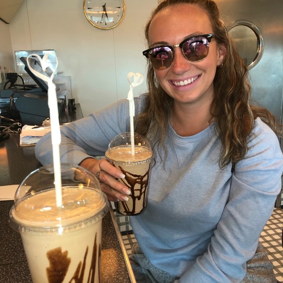 Meet your Posher, Amanda - Picture 3 of 4